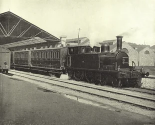 Tren de pasajeros, en ruta, Dublín (foto en blanco y negro)