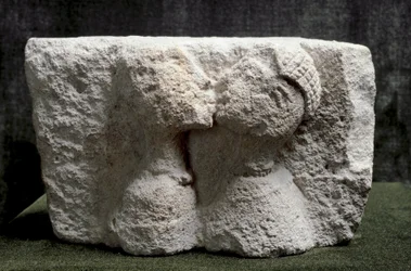 Arte ibérico: el Beso de Osuna. Alto relieve de piedra caliza que representa a un hombre y una mujer besándose - Edad del Hierro II, Dim. 13,5x24x20 cm - Madrid, Museo Arqueológico Nacional