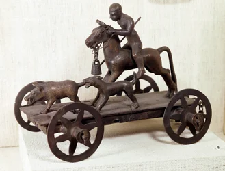 Edad del Hierro: carro en miniatura de bronce de Mérida que representa una escena de caza del jabalí. Procedente de Mérida, España. Dimensiones: 0,12x0,28 m. Saint-Germain-en-Laye, Museo de Arqueología Nacional