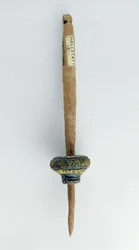 Huso con su huso de madera sobreviviente, de Hallstatt, Edad de Hierro
