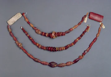 Tres hileras de cuentas de Hallstatt, Austria, 700-500 a.C. (ámbar)