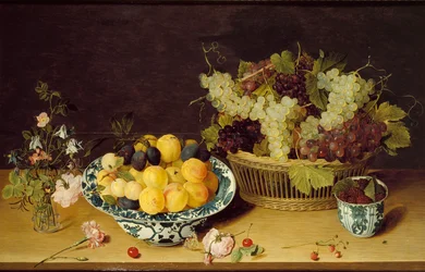 Naturaleza muerta de frutas y flores