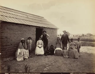 Un grupo familiar mexicano, Misión de San Juan Capistrano, California,1880 (foto)