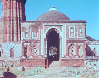 Alai Darwaza, construido por Ala-ud-din Khalji, 1311