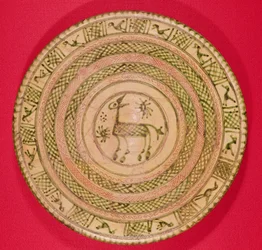 Plato decorado con un burro, de Irán, Periodo Selyúcida, siglo XII-XIII