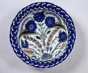 Plato con una decoración floral, Iznik