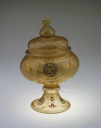 Cuenco con pie y tapa, dinastía Mameluca