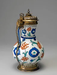 Jarra de fritware, período otomano (cerámica vidriada con dorado en plata)