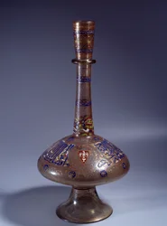 Arte islámico: botella de vidrio esmaltado con cuello largo del Vice Rey Tuquztemur