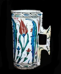 Arte islámico: jarra de cerámica hecha en Anatolia (Turquía). Siglo XVII. El Cairo, Museo de Arte Islámico