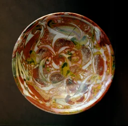 Arte islámico: pequeño cuenco de cerámica con decoraciones vegetales. De Irak. Siglo IX d.C. Dim. 13,8 cm París, Museo del Louvre