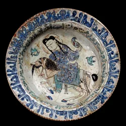 Arte islámico: plato de jinete halconero en cerámica. Principios del siglo XIII. De Irán. París, Museo del Louvre