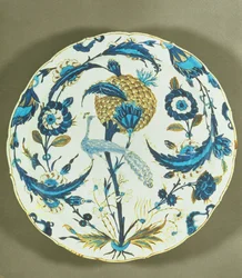 Plato de Iznik pintado con un pavo real posado entre flores, Turquía, hacia 1550-55
