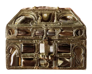Arte mozárabe: caja de ágata hecha de madera, ágata y plata. Siglo XI. De la Real Colegiata de San Isidoro. León. Museo Arqueológico de Madrid, España