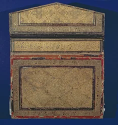 Cara externa de una caja de Corán con diseño eslimi dorado de sura 56 en thulth