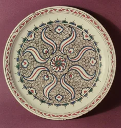 Plato decorado con un patrón de llamas, Iznik, de Turquía