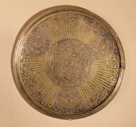 Plato inscrito con el nombre del Sultán Al-Muyahid Saif-ud-din Ali (1322-63) Dinastía Rasulid, Yemen