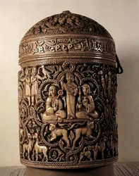 Pyxide (caja) de Al-Mughira (Al Mughira o Moughira) en marfil de Córdoba y destinada al Emir, 968. París, Museo del Louvre