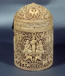 Píxide (caja) de Al-Mughira en marfil de Córdoba destinada al Emir, 968