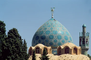 Cúpula de azulejos turquesa del mausoleo de Shah Nematollah Vali, construido entre 1330-1430