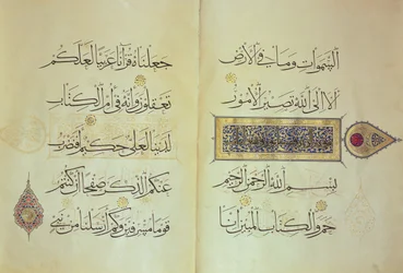 Dos páginas de un manuscrito del Corán, iluminadas por Mohammad ebn Aibak con caligrafía de Ahmad ebn Sohrevardi, período Il-Khanid, principios del siglo XIV