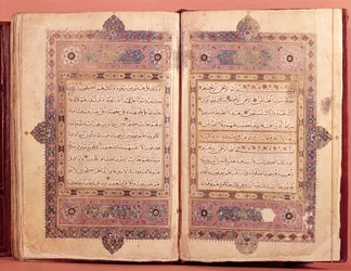 Dos páginas de un manuscrito del Corán