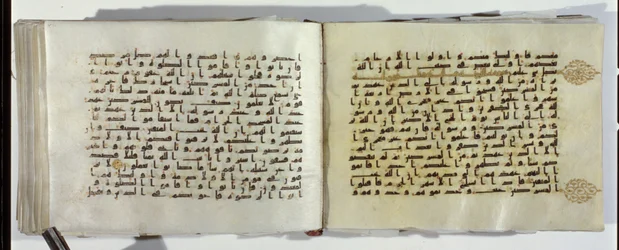 Dos páginas de un manuscrito del Corán escrito en escritura cúfica oriental
