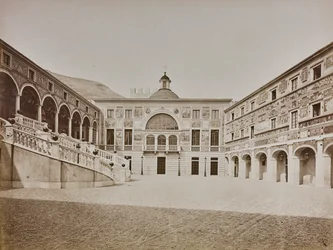 Álbum "Italia 1882, Nápoles, Pisa, Génova, Corniche": El patio interior del Palacio del Príncipe de Mónaco
