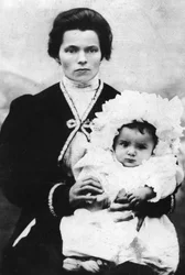 Benito Mussolini de niño con su madre Rosa Maltoni - 1884 - Benito MUSSOLINI (1883-1945) en los brazos de su madre Rosa Maltoni