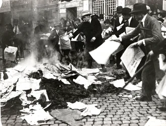 Equipo fascista quemando periódicos socialistas 