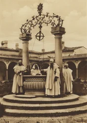 Firenze / Florencia: Alrededores de Florencia, Certosa, El pozo en el Gran Claustro (fotografía en b/n)