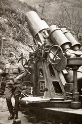 Primera Guerra Mundial: Soldado del ejército italiano tendido cerca de un mortero. 1917. Italia Fotografía