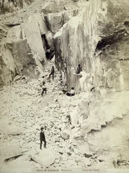 Grupo de canteros trabajando en una de las canteras de Ravaccione, c.1890-1900