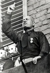 Mussolini con camisa negra