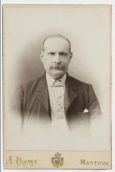 Foto de una tarjeta postal que retrata al pintor Albano Lugli