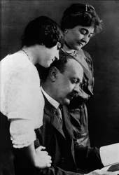 Retrato de Italo Svevo, escritor italiano (1861-1928) con su esposa e hija