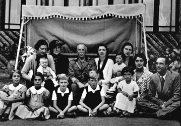 La familia real italiana. En el centro Víctor Manuel III. Entre los niños sentados, el tercero desde la izquierda es el príncipe Víctor Manuel, el último a la derecha es su padre Humberto II. Siglo XIX