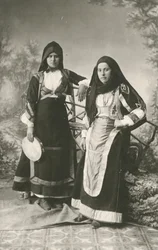 Dos mujeres con trajes tradicionales de Belvi y Aritzo, Cerdeña, Italia, hacia 1910