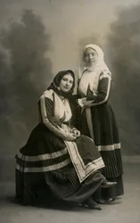 Dos mujeres con trajes tradicionales, Fonni, Cerdeña, Italia, hacia 1915