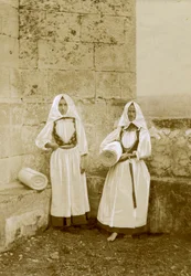 Dos mujeres con trajes tradicionales, vendedoras de orbace (lana de oveja sarda), Cerdeña, Italia, hacia 1915.