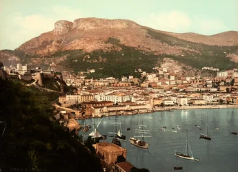 Vista de la ciudad de Mónaco, frente a la bahía homónima, en el Principado de Mónaco, en Francia