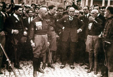 Marcha sobre Roma, Mussolini y camisas negras en 1922.