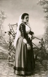 Mujer con traje tradicional, Cerdeña, Italia, hacia 1910