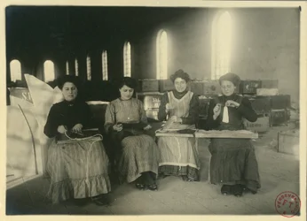 Mujeres trabajando en un taller de pasamanería, Italia, fotografía de F Trembini