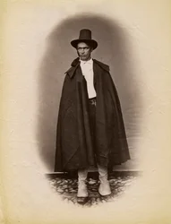 Joven con capa y sombrero, Parre, Lombardía, Italia
