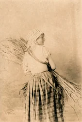 Joven campesina con vestimenta tradicional, Lucera, Apulia, Italia, fotografía de R Manfredonia, Lucera, hacia 1900.