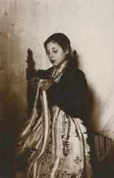 Joven cosiendo, Toscana, Italia, hacia 1910