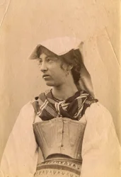 Mujer joven con traje tradicional y tocado, campiña romana, Lacio, Italia, hacia 1905