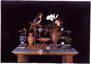 Una placa de pietra dura florentina con un loro en su percha sobre una mesa con un jarrón etrusco, un jarrón de flores y jarras, c.1870
