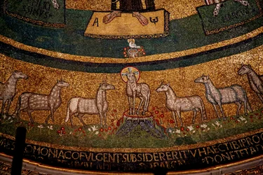 Mosaico del ábside con Cristo como el Cordero Pascual y ovejas